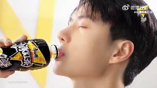 【啵啵赞赞】王一博wang yibo~ 全新升级版康师傅无糖冰红茶,0糖0能量、酸甜自然、含膳食纤维,让我感受到了痛快 前所未有的味蕾体验! 【啵啵赞赞】王一博wang yibo~ 全新升级版康师傅无糖冰红茶,0糖0能量、酸甜自然、含膳食纤维,让我感受到了痛快 前所未有的味蕾体验!