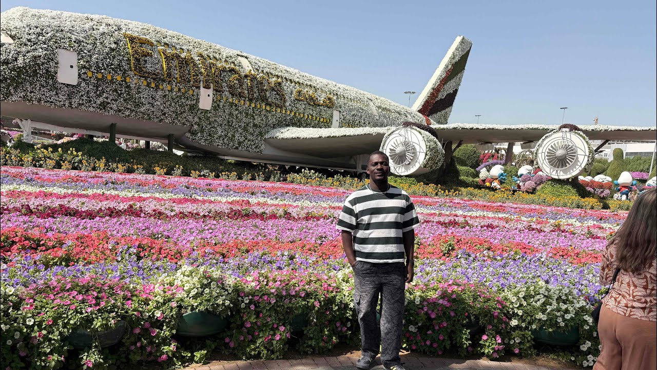 Зионфеликс посетил «город» в Дубае, построенный исключительно из цветов, где даже самолет и плюше...