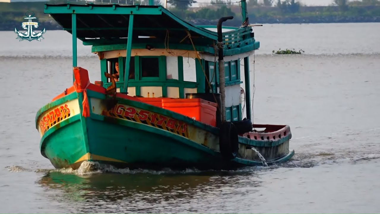 Buổi Sáng Ghe Lưới Ghẹ Vô Bến Tấp Nập Tại Thành Phố Hà... - youtube