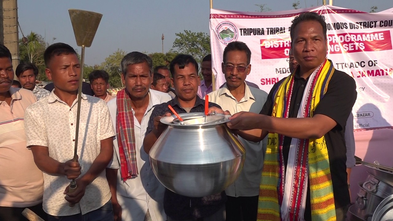 TTAADC CEM Purna Chandra Jamatia раздает наборы для питания 202 детям