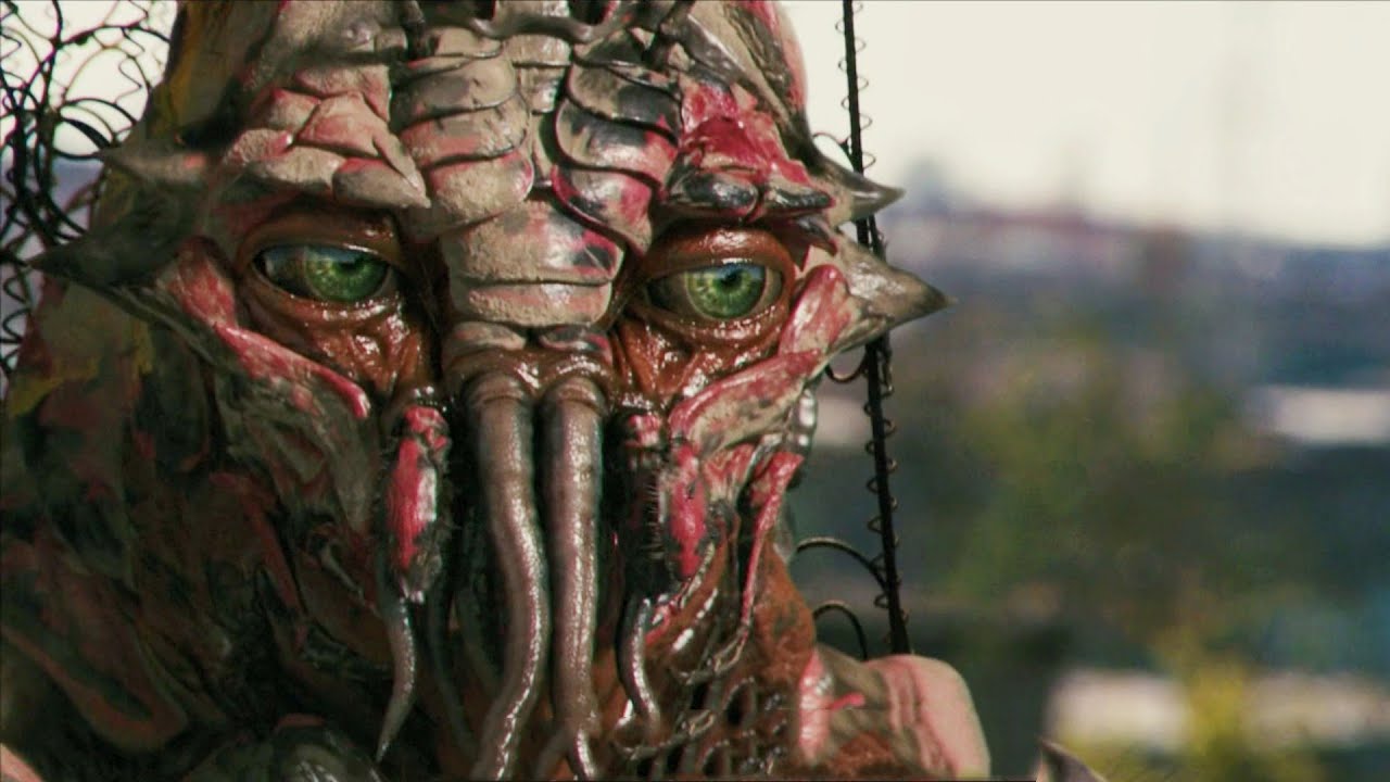 当数百万外星虫族沦为地球难民，人类该如何抉择？经典科幻电影《第九区》