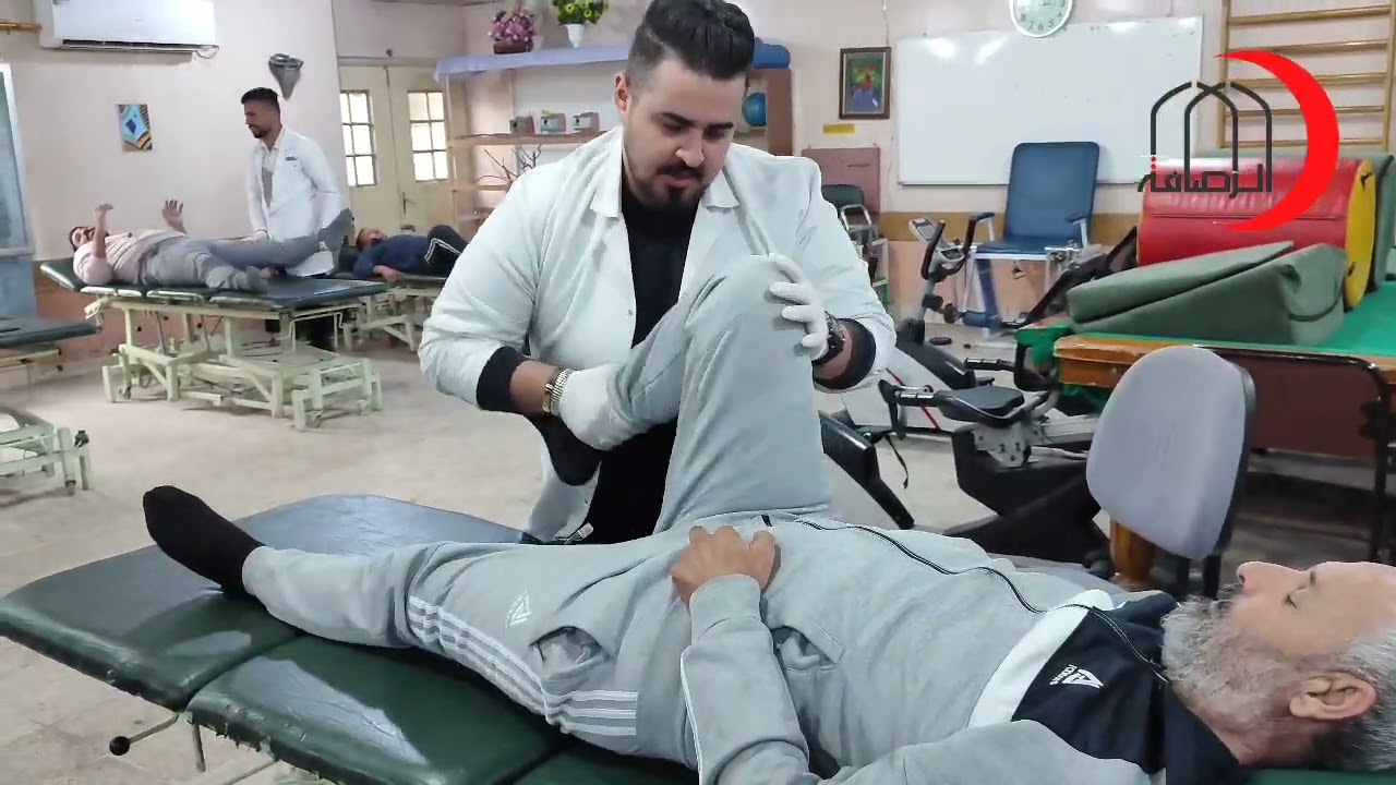 مستشفى ابن القف يواصل تأهيل احد مرضاه الراقدين المصاب بشلل الاطراف الاربعة الغير كامل