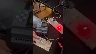 Funcionamiento de una banda con sensor y timer en PLC (simulación)