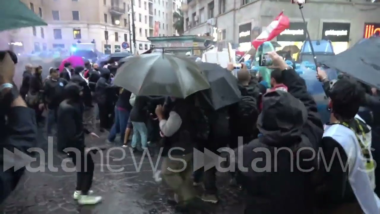 Scontri tra manifestanti anti G7 e polizia a Napoli