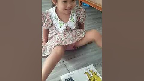 Tiếng Anh Giao Tiếp Thiếu Nhi Tại Phan Thiết: Cherry reading a book called Big