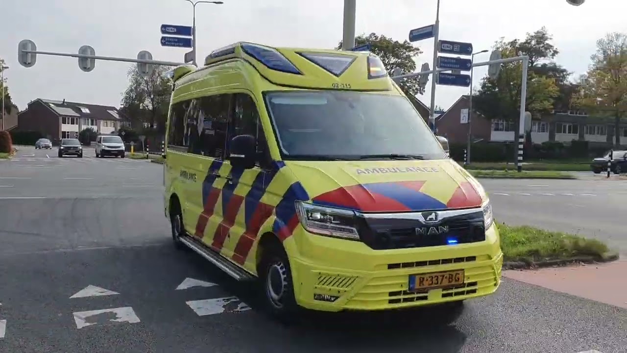 Politie ambulance en meerdere onopvallende auto's met spoed door leeuwarden!
