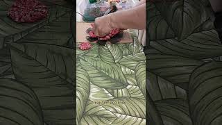 Mais um laço lindo combinando flor de fita com flor de fuxico. #diy #flordefuxico #decoracaocriativa