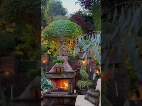حديقة منزل جميلة في فصل الشتاء حيث تم اشعال النار في المدفأة واضاءة الانوار في ارجاء الحديقة