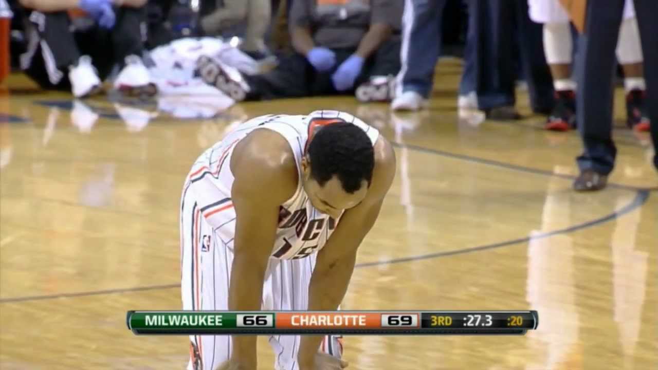 Drew Gooden Hard Foul on Gerald Henderson - 26 December 2011 (HD)