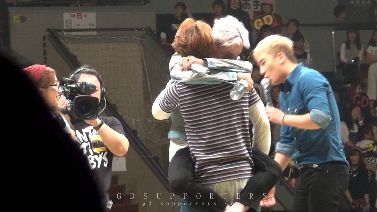 작은아카짱 배려해주는 지욘아카짱 GD (하트)(야광봉)