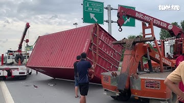 Kinh hoàng thùng container rơi đè ôtô trên đường dẫn cao tốc