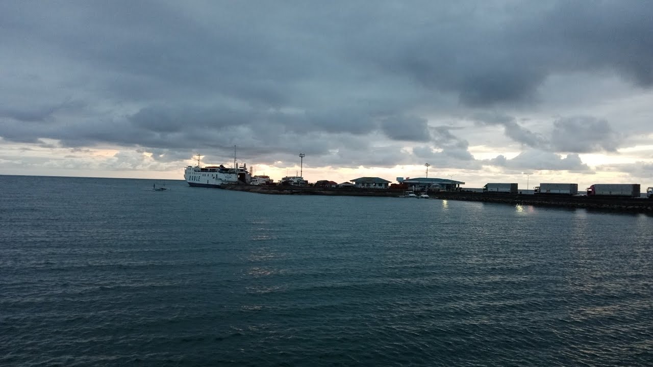 BEAUTIFUL SUNSET OVER HILONGOS PORT || HILONGOS BAYWALK || Bee FC Channel