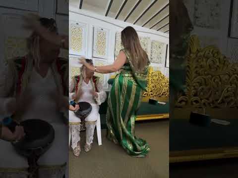 لما الأنثى تهاجم بالحركة المشهد كل ه ينقلب رقص بنات