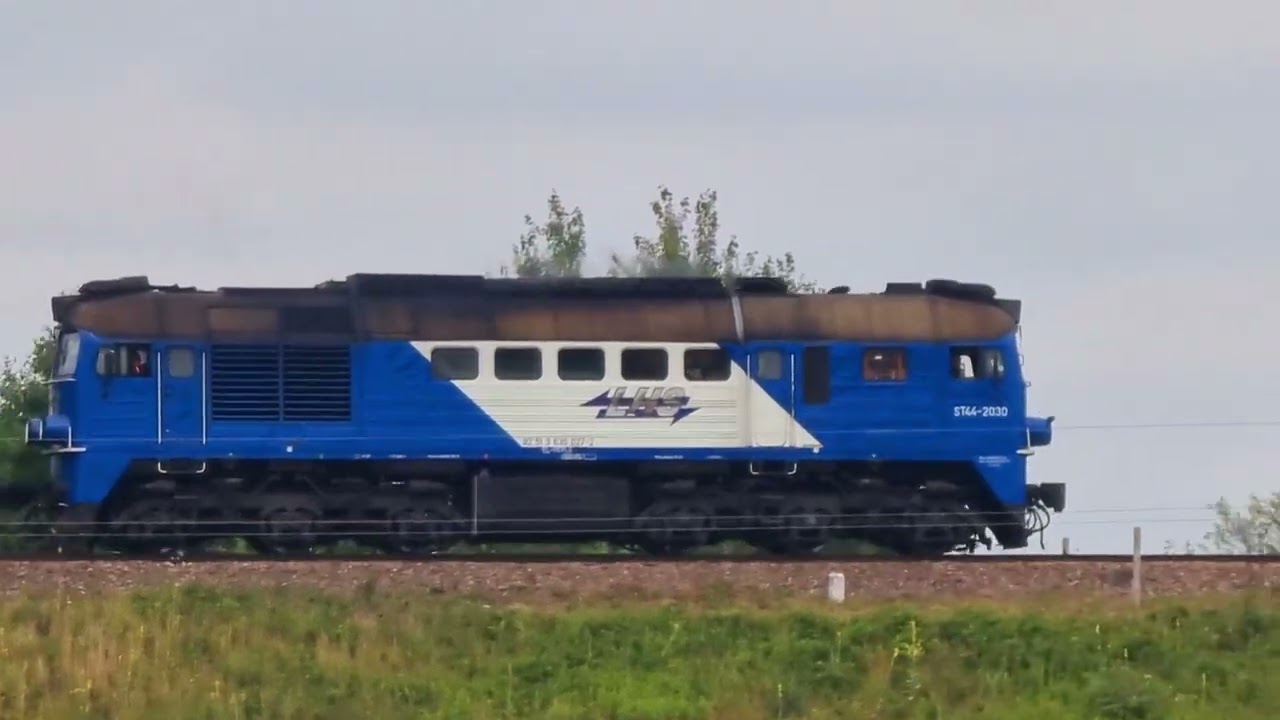 Linia kolejowa nr 65 - Pociąg ST44-2030 mija Padew w stronę Wola Baranowska - 13.08.2024