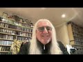 Capture de la vidéo Interview With Mick Box Of Uriah Heep ● Chaos & Colour ● Tuonela Magazine