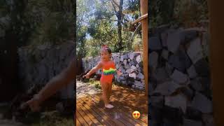 Maria Alice Tomando Banho No Chuveiro Sozinha