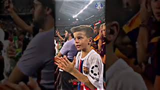 طفل عاشق لبرشلونة يردد النشيد من المدرجات
