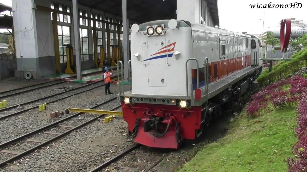 Proses Muter Lokomotif Di Turntable Dipo Lokomotif Yogyakarta