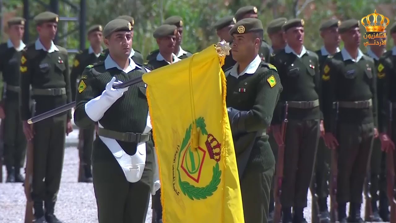 جلالة الملك عبدالله الثاني يسلم علم جلالة القائد الأعلى إلى كتيبة الحسين الآلية / 2 أم الشهداء