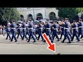 兵隊たちがパレードをしていたら思わぬ邪魔が入った