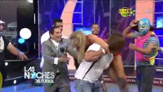 Konan Le Hace El Helicóptero A Sandra