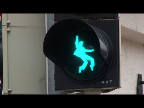 'The King' of the road: German town puts Elvis on traffic lights