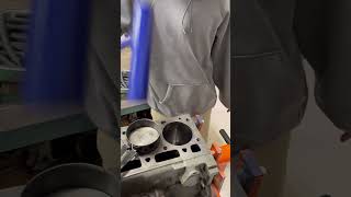 Installing pistons in an inline 4 engine