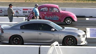 VW Beetle vs Hellcat Charger - 1\/4 mile drag race