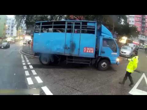 貨車掉頭,撞正亞SIR