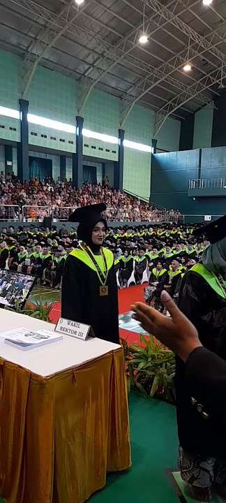 prosesi wisuda ning umi laila