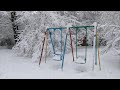 Ребёнок из Ханты-Мансийска в 35-градусный мороз сменил школу на качели
