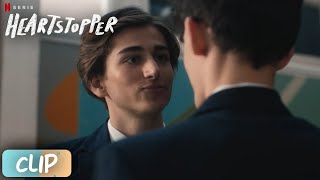 Heartstopper | Ben Besa A Charlie ( Clip Latino / Temporada 1 ) Netflix