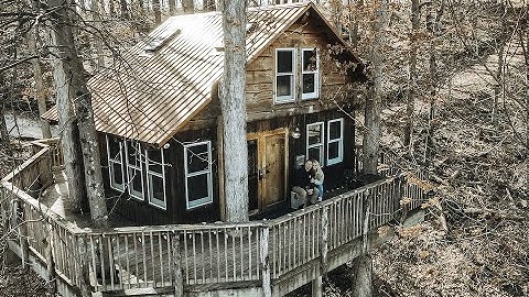 White Oak Treehouse at the Mohicans Treehouse Resort in Ohio // Charming and Rustic treehouse rental