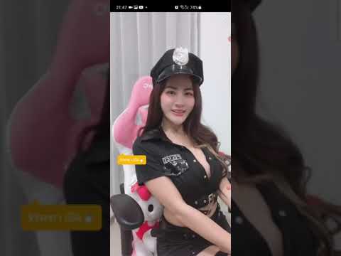 Em cosplay police khoe vếu to tròn