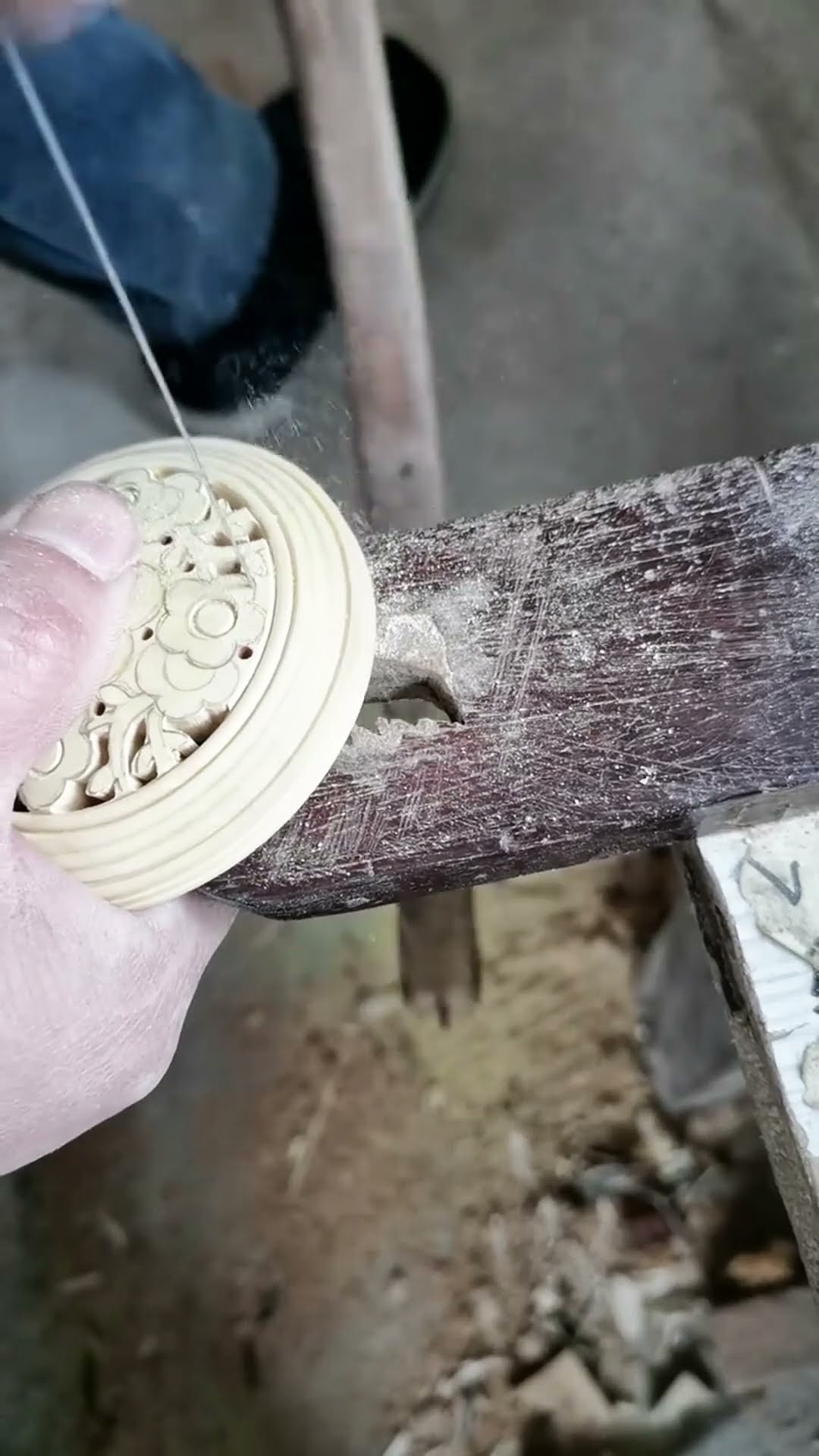Steel wire saw hollowing bamboo carving process- Good tools and machinery make work easy