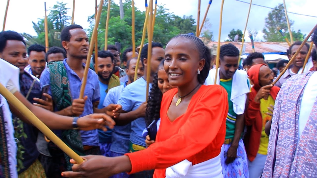 ሴቷ ጨፋሪ ወንዱን ሁሉ አፈዘዘቻቸው #መገን_ራያ #የራያዋ_ቀንበጥ_ተገኝታለች - YouTube