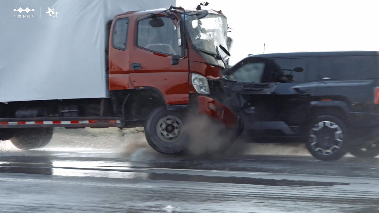 比亚迪方程豹8雨天对碰跌落挑战 | BYD FangChengBao 8 Rainy Day Collision Drop Challenge