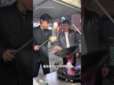 航海王🏴‍☠️廚神🤵現身？19歲小鮮肉「超中二炒飯🍚」靠一招月賺23萬💰 #香吉士 #航海王 #海賊王 #炒飯 #路邊攤 #月入23萬 #COSPLAY #山東香吉士 #爆紅 #動漫迷因