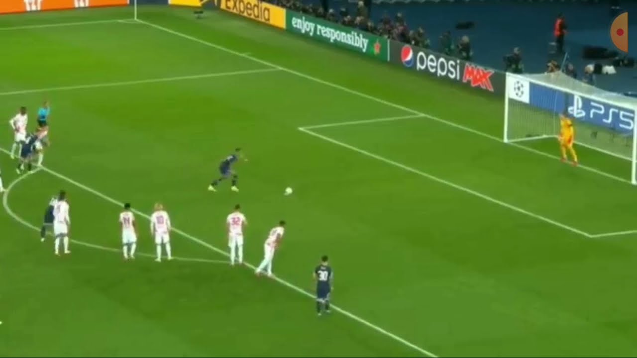 Mbappe misses the penalty