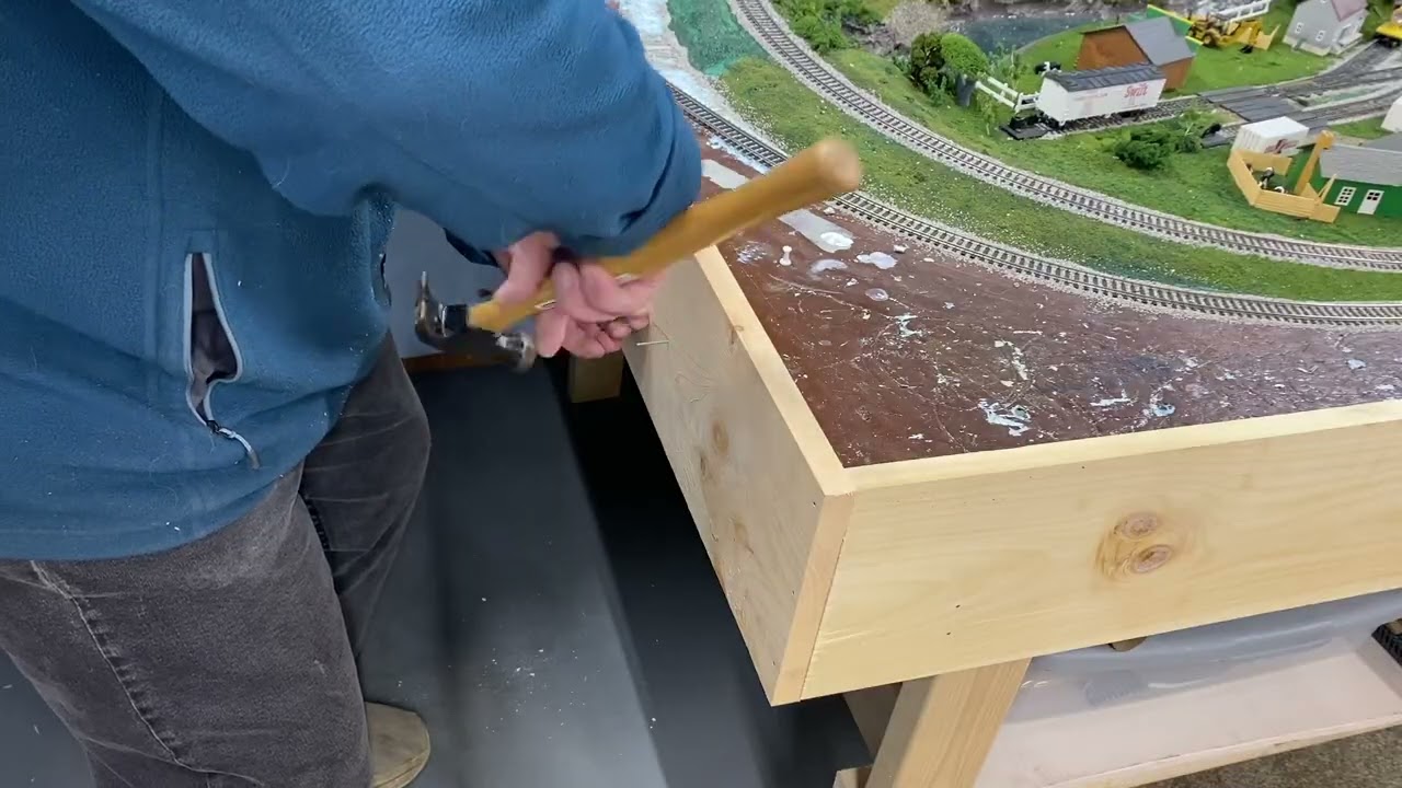 Давайте покрасим перила и займемся водопадом.