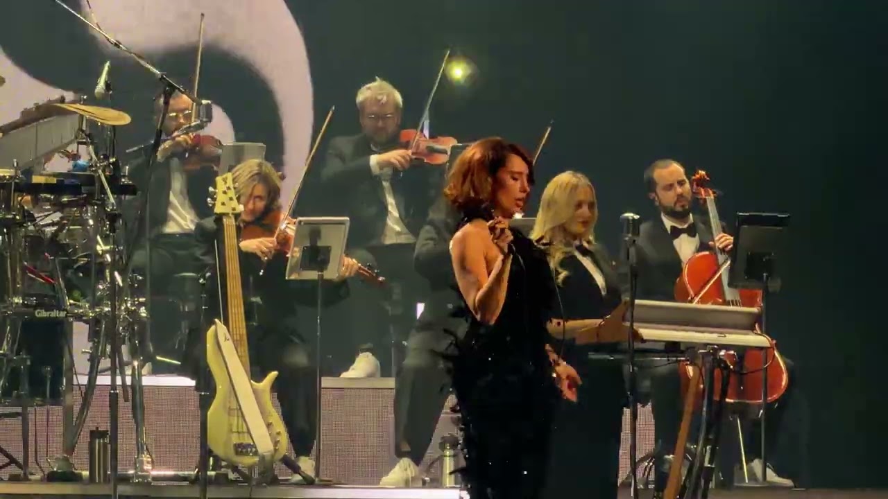 RAYE - CLICK CLACK SYMPHONY (UNRELEASED TRACK) LIVE IN BERLIN