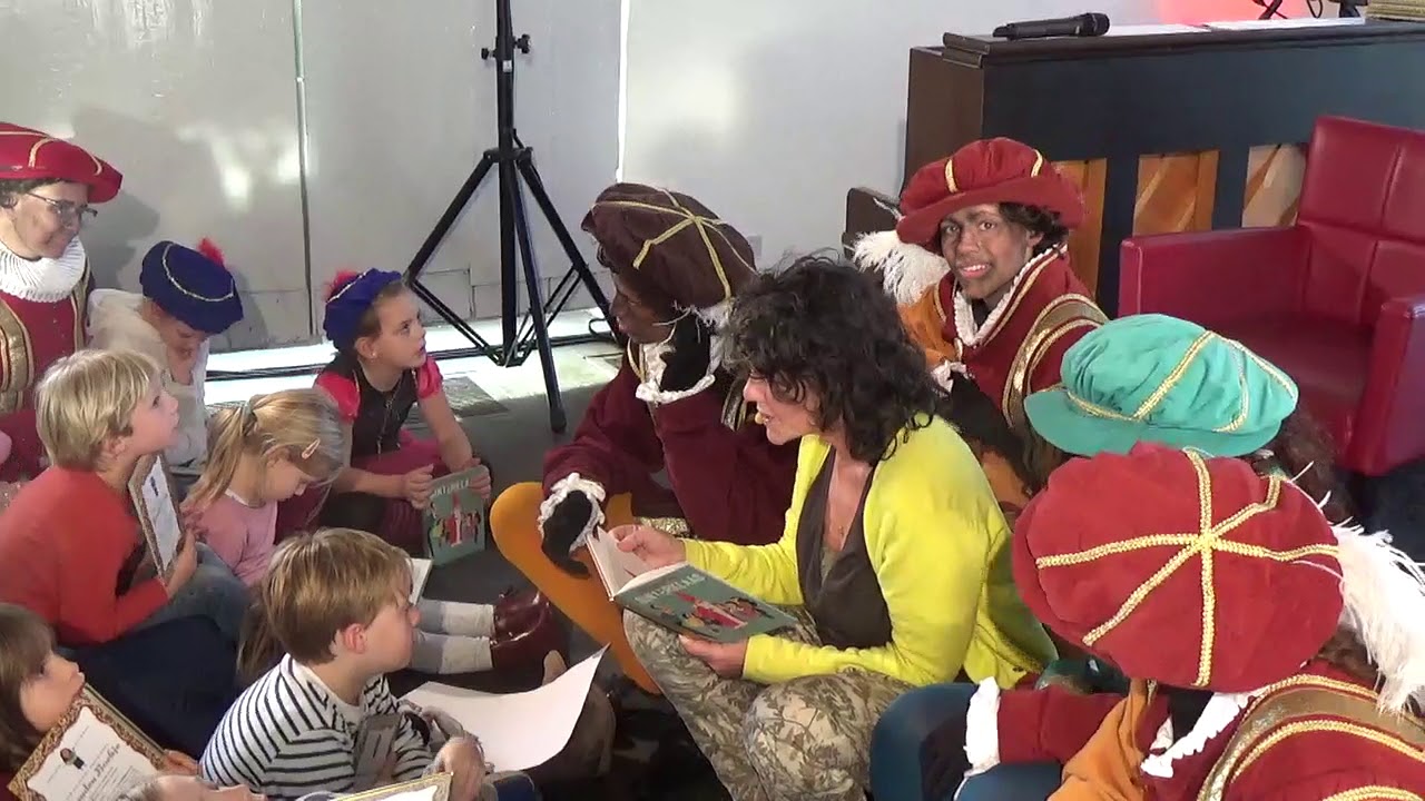 Dieuwertje  Blok leest voor uit het boek Het verhaal van sinterklaas