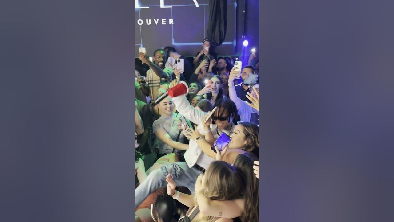 SWAE LEE LIVE JUMPS INTO CROWED @GalleryNightlife