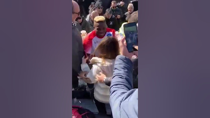 Osimhen va a scusarsi con una tifosa dopo averla colpita per sbaglio - Spezia Napoli #osimhen