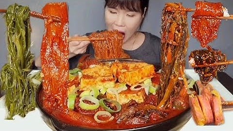 Spicy Anchovy Kimchi Steamed Seaweed Stem Pink Sausage Noodles Eating Show