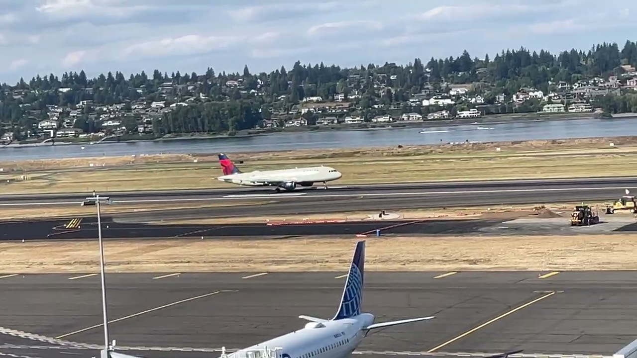 Delta A320 Landing in Portland (PDX)