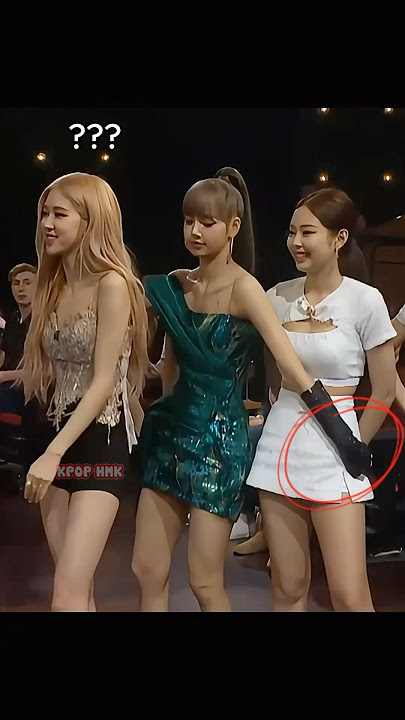 I Misunderstood That Lisa Didn't Hold Rosé's Hand But In Reality...😍 #blackpink #lisa #rose #jisoo