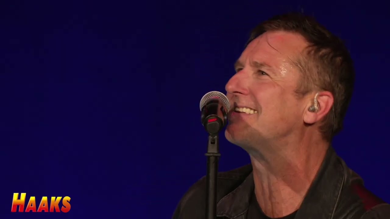 Haaks - Hon är ihop med en insekt