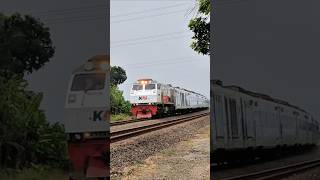 KERETA API JAKA TINGKIR#shorts #railfans #train #indonesiantrain lokomotif cc 203, railroad crossing