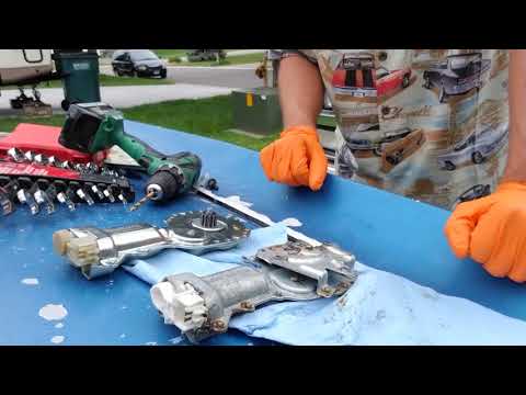 Vídeo: Como você substitui o motor da janela elétrica em um Chevy Suburban?